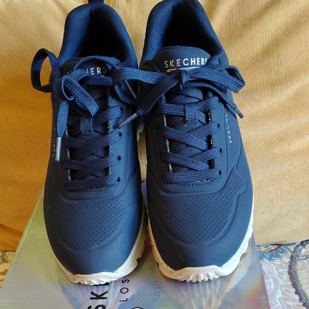 Like New! Skechers UNO Rugged Spotted Terrain, Size 8, Navy. Waterproof